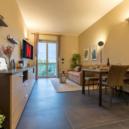 Modern & Bright 2 Bedroom Flat 50M From M4 Stop Milan Bagian luar foto