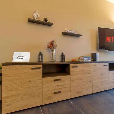 Modern & Bright 2 Bedroom Flat 50M From M4 Stop Milan Bagian luar foto