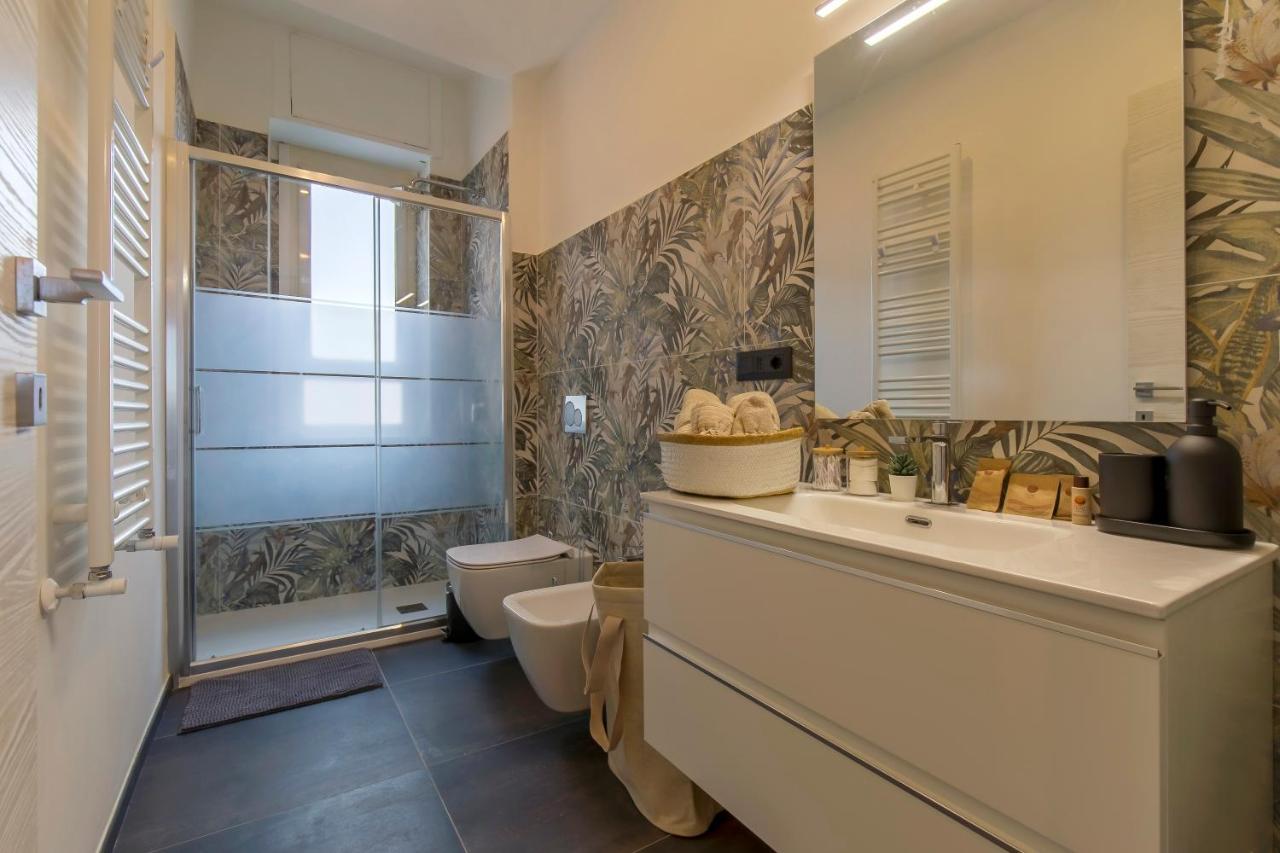 Modern & Bright 2 Bedroom Flat 50M From M4 Stop Milan Bagian luar foto