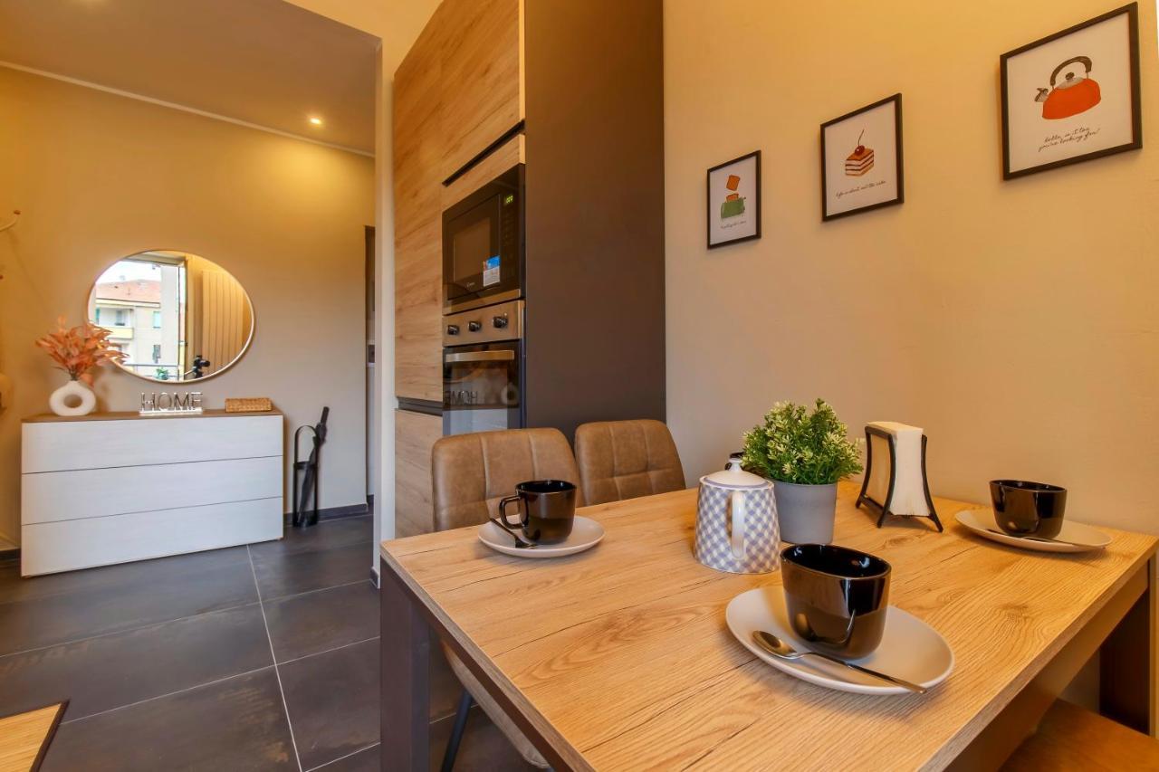 Modern & Bright 2 Bedroom Flat 50M From M4 Stop Milan Bagian luar foto