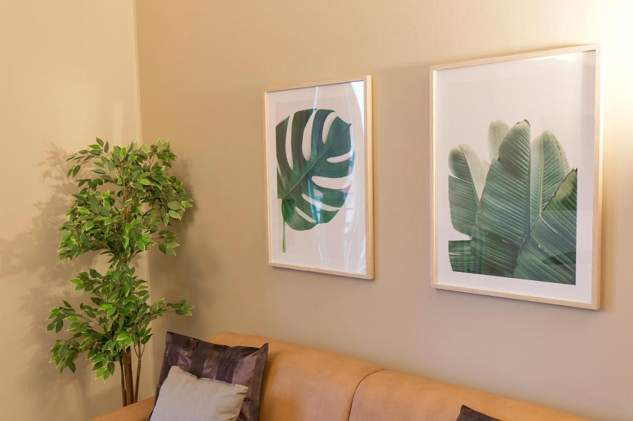 Modern & Bright 2 Bedroom Flat 50M From M4 Stop Milan Bagian luar foto