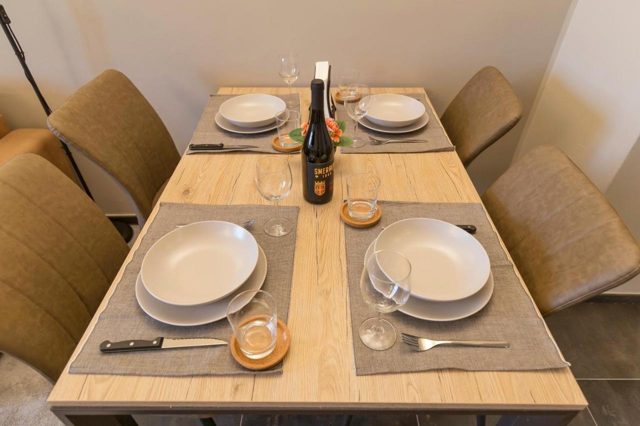 Modern & Bright 2 Bedroom Flat 50M From M4 Stop Milan Bagian luar foto